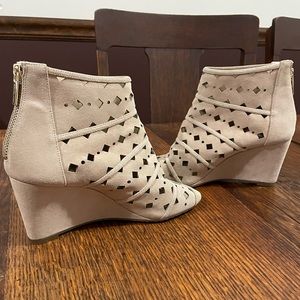 NWT Michael Kors Tan Suede Cut Out Wedge Size 7